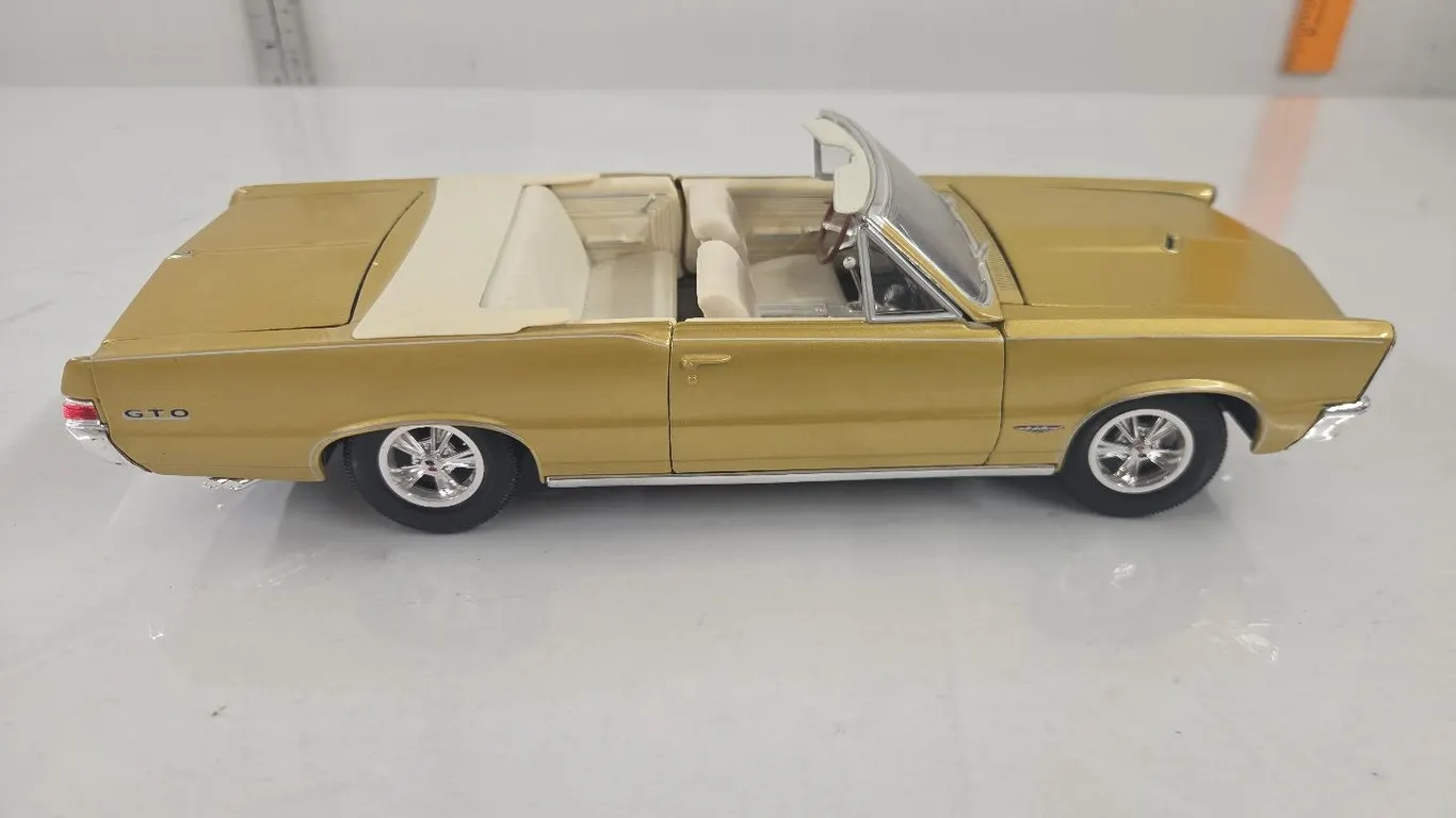 1/18 1965 Pontiac GTO Convertible