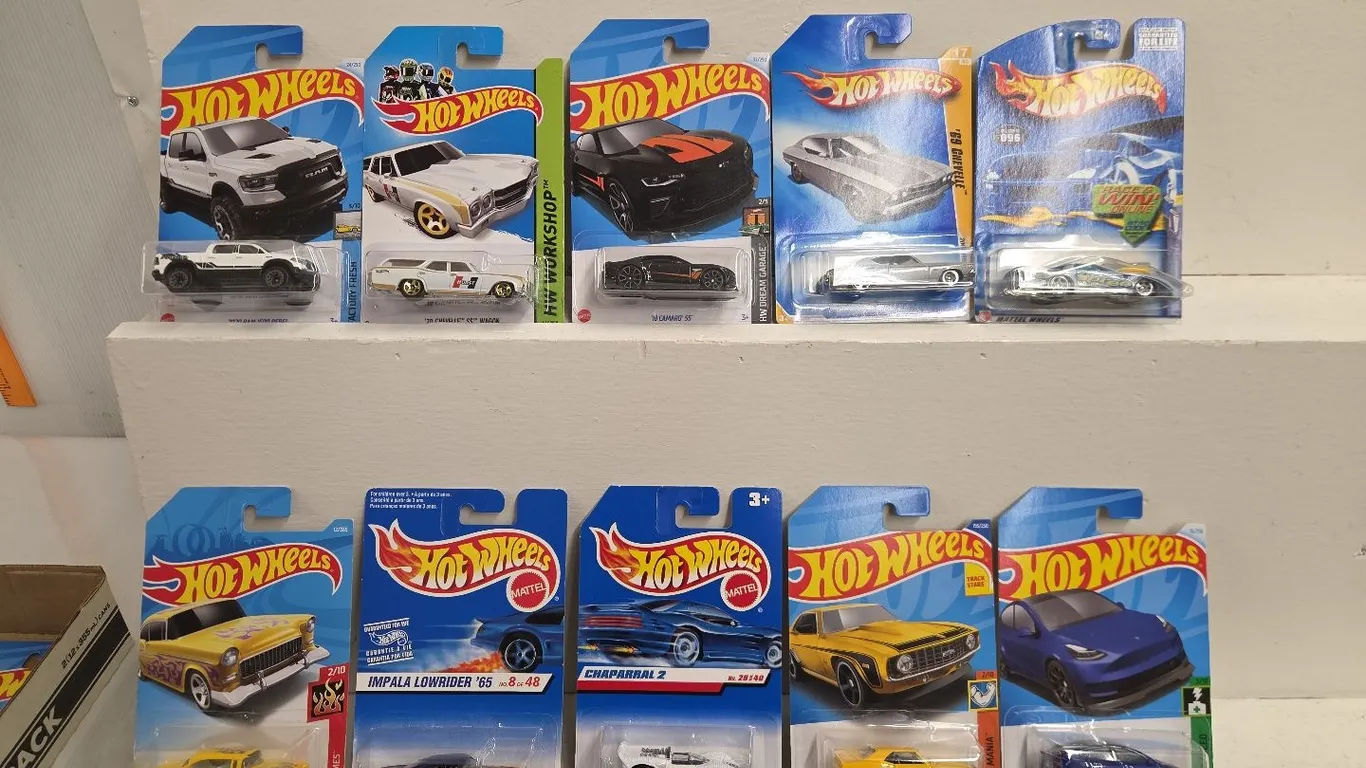17 - Hot Wheels, 1990s & 2000s and newer, NIB