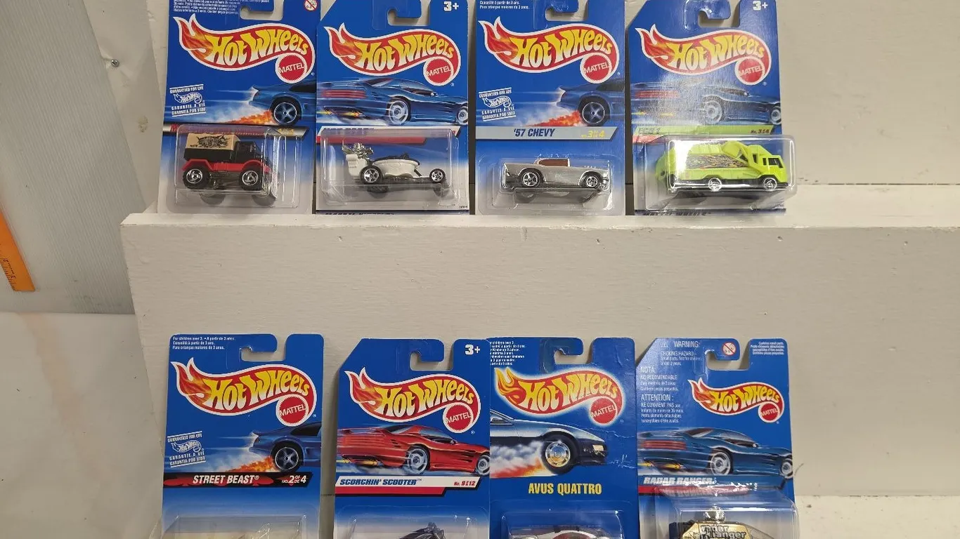 18 - Hot Wheels - NIB