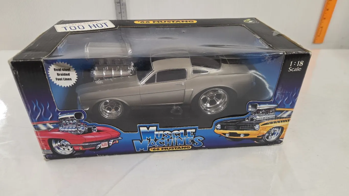 1/18 1966 Ford Mustang NIB