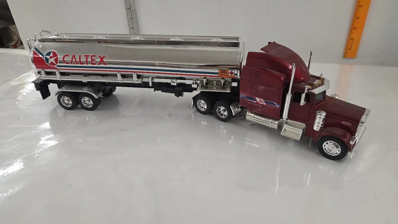 1/32 Peterbilt Semi w/ Caltex Tanker