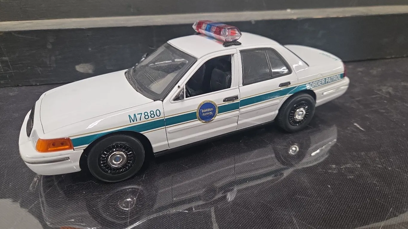 1/18 Ford Crown Victoria Interceptor - Border Patrol, one sideview mirror broken