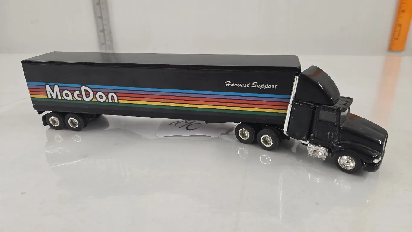 1/64 MacDon Harvest Support Semi & Trailer