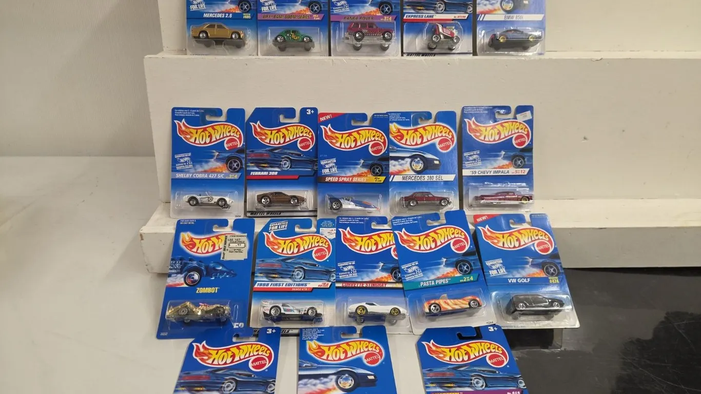 18 - Hot Wheels - NIB