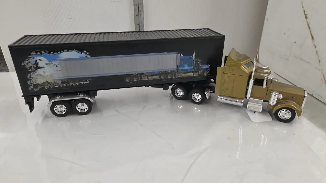 1/32 Kenworth w/ Seacan