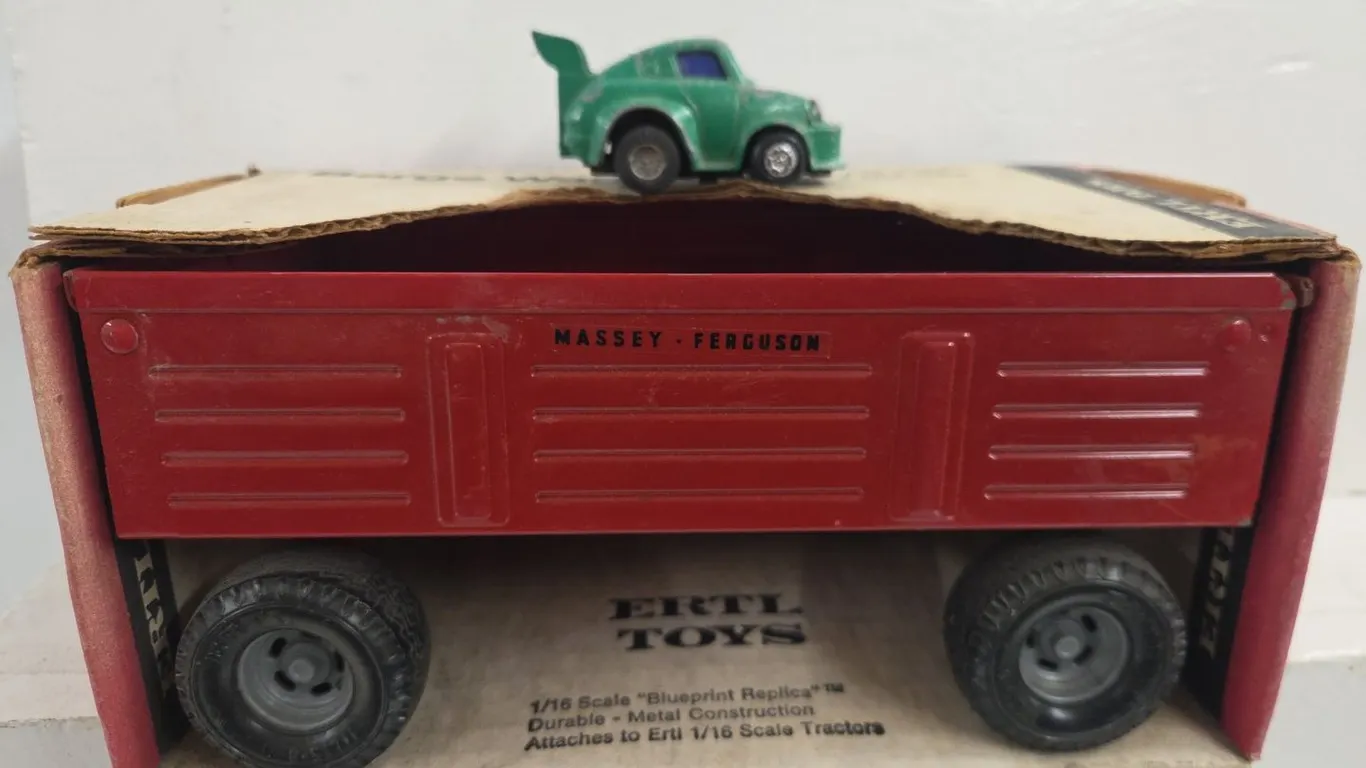 1/16 Massey Ferguson Barge Wagon - NIB