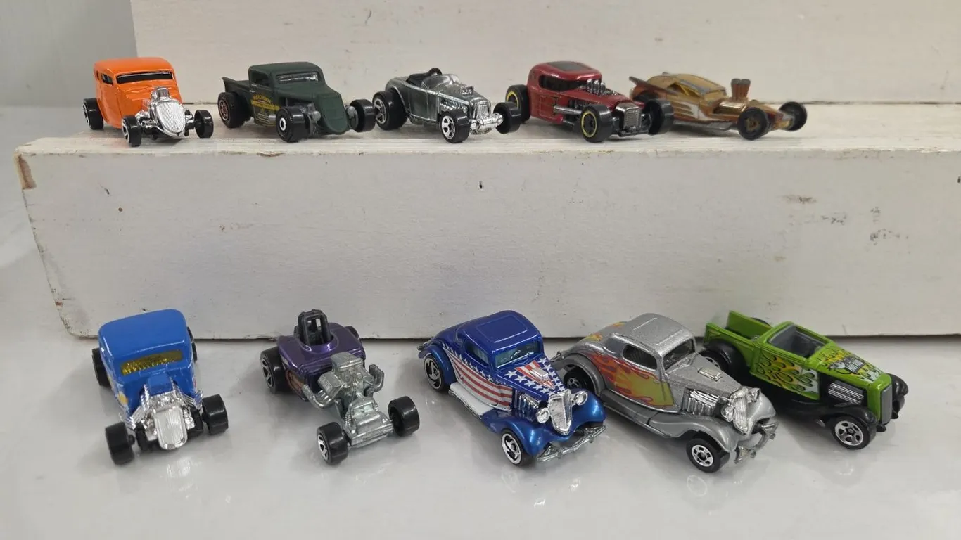 10 - Hot Wheels Cars