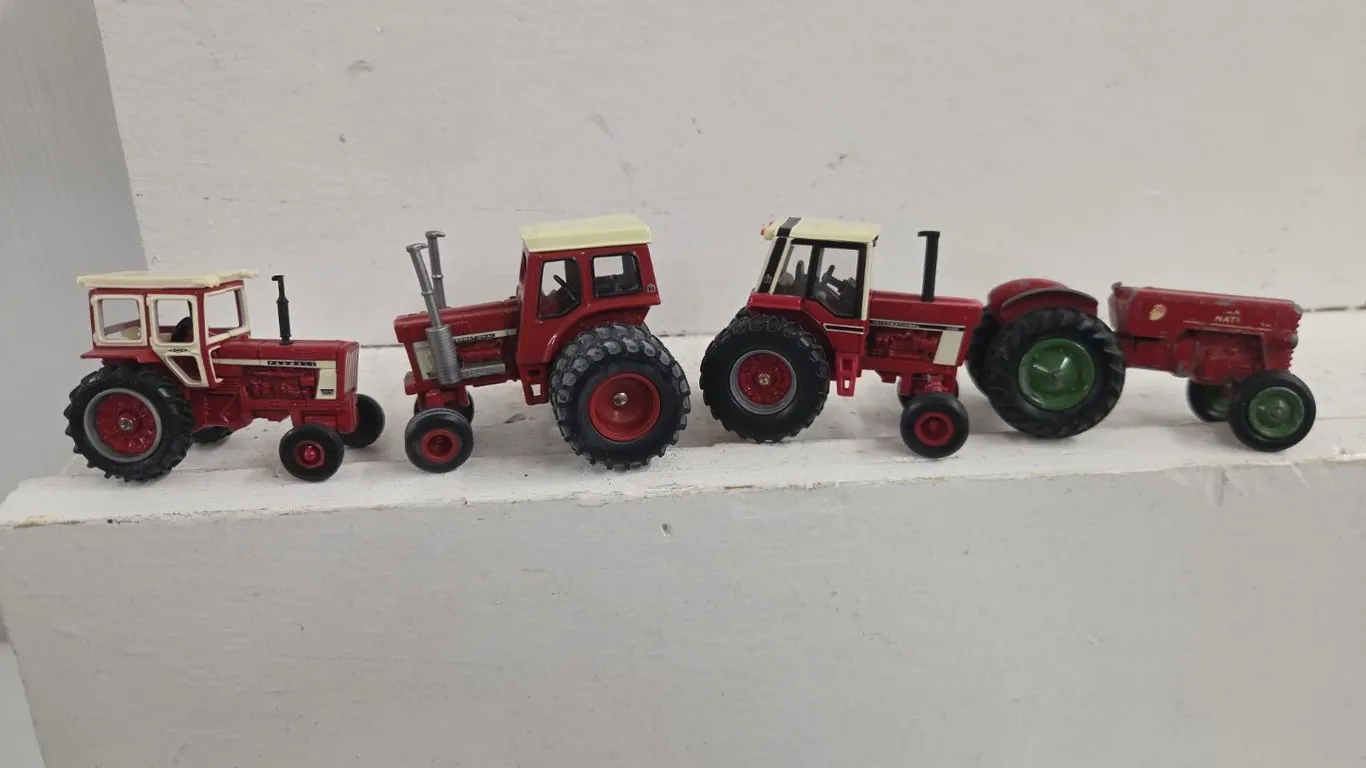 4 - 1/64 IH Tractors - 1086, 806, 1568 V8 & 350 - damaged
