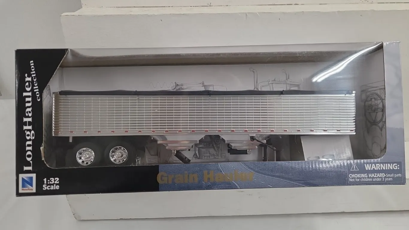1/32 Grain Hauler - NIB