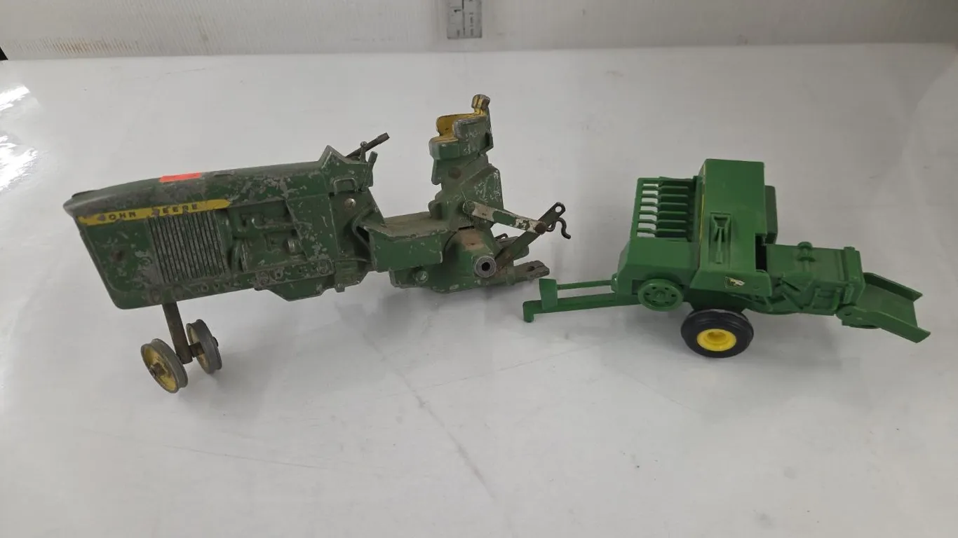 1/32 JD Sq. baler & 1/16 JD 10 series for parts