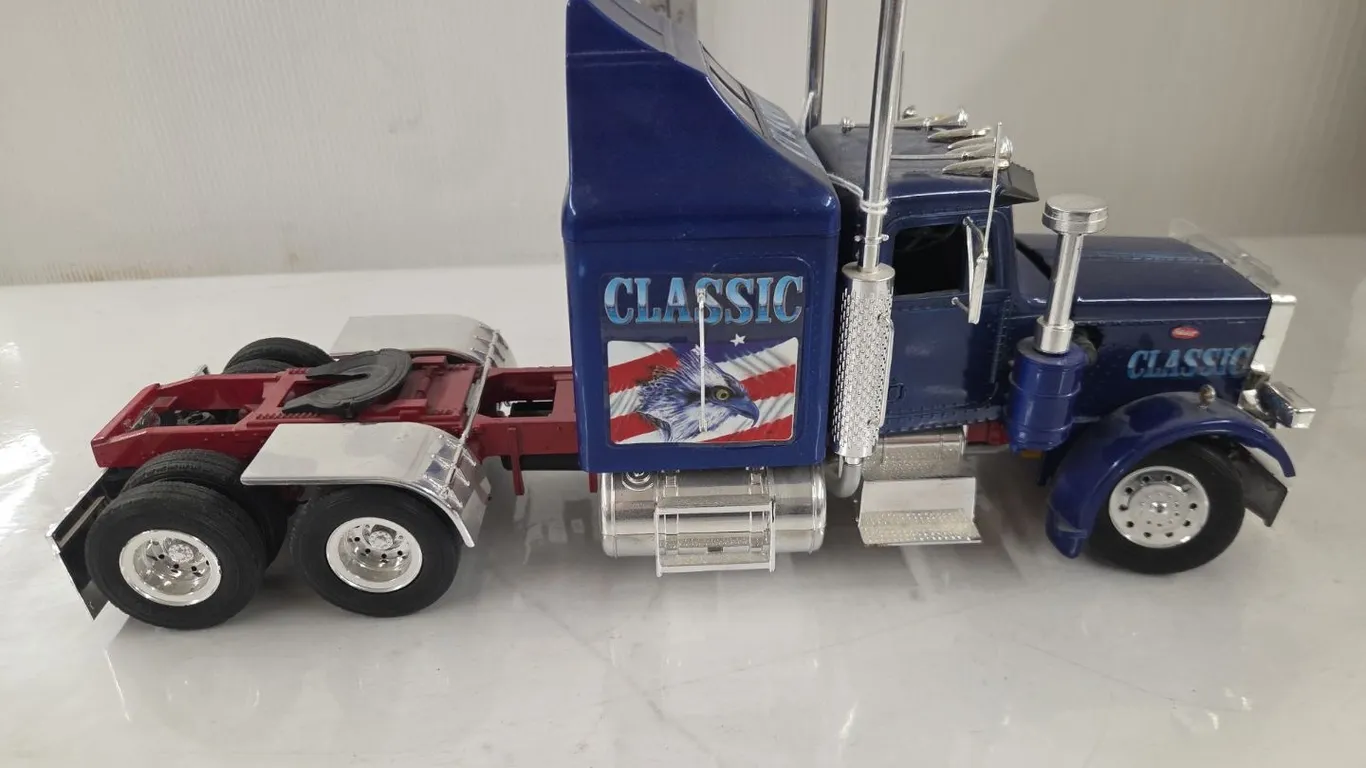 1/24 Peterbilt 359 Semi - decal is peeling