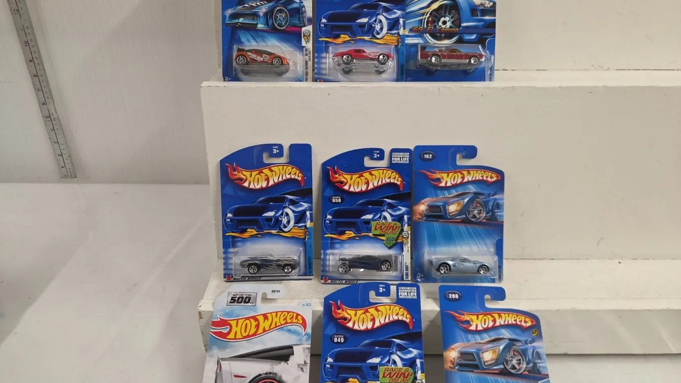17 - Hot Wheels, 2000s NIB