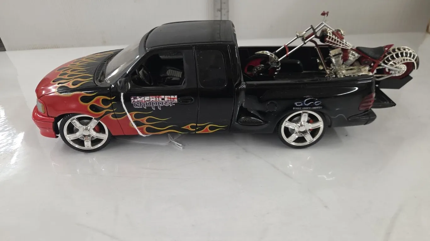 1/18 Ford F-150 American Chopper Ed. w/ chopper