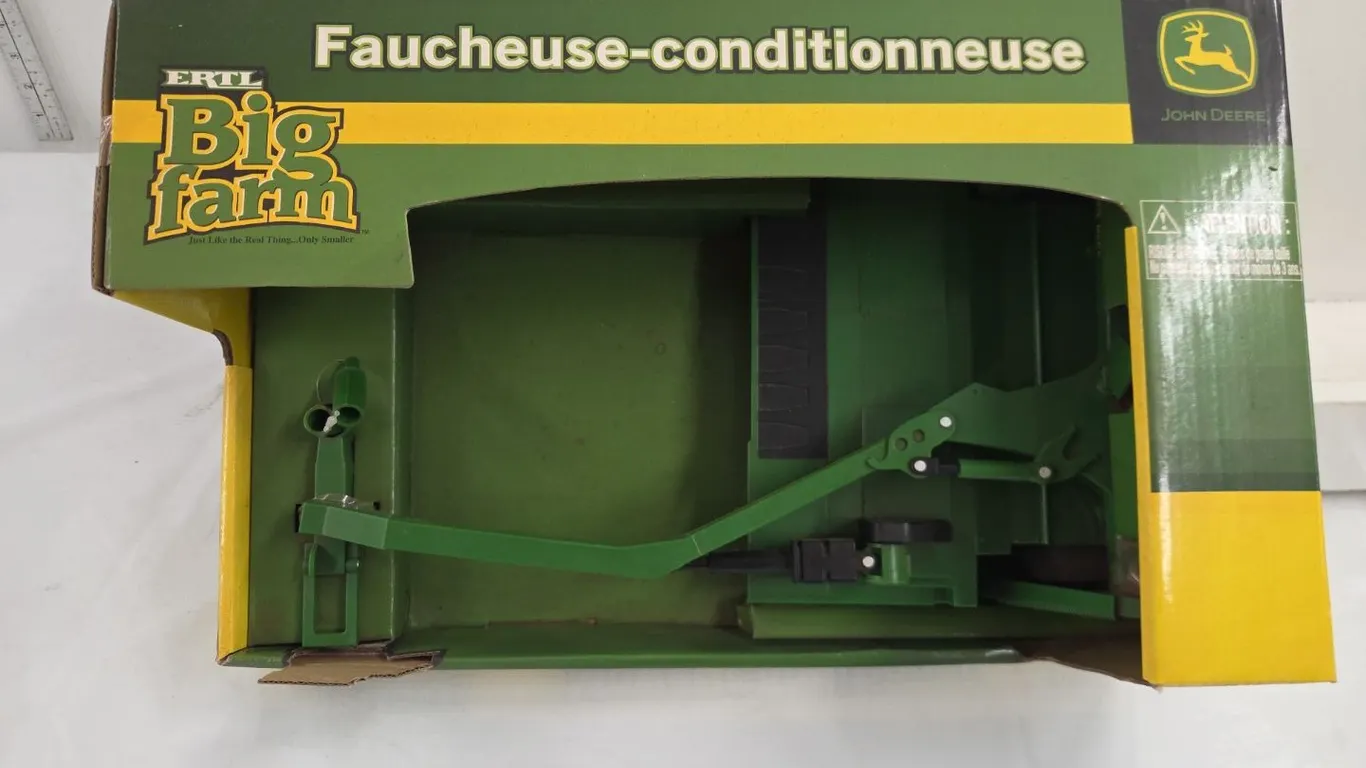 1/16 JD 635 Mower Conditioner Big Farm - NIB