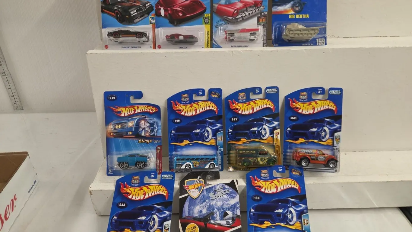 17 - Hot Wheels, NIB