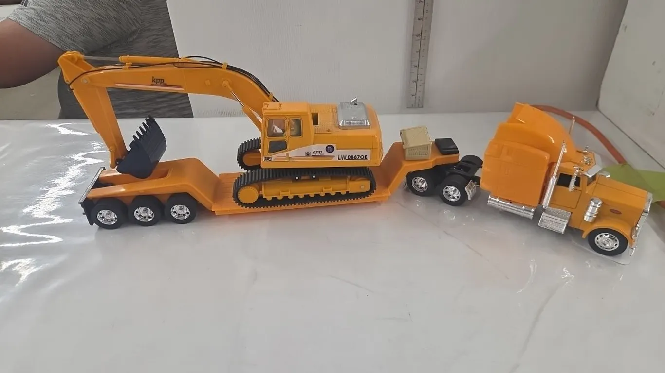 1/32 Peterbilt Semi w/ Lo Boy & LW 08670E Trackhoe