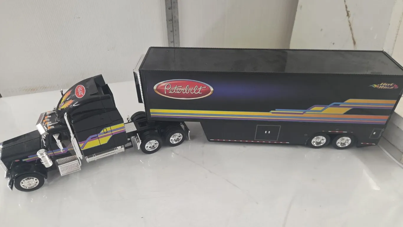 1/32 Peterbilt Hot Rigz Semi & Hauler