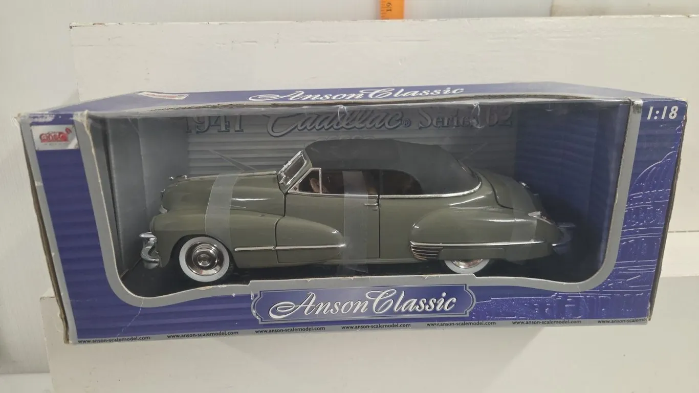 1/18 1947 Cadillac Series 62 - NIB