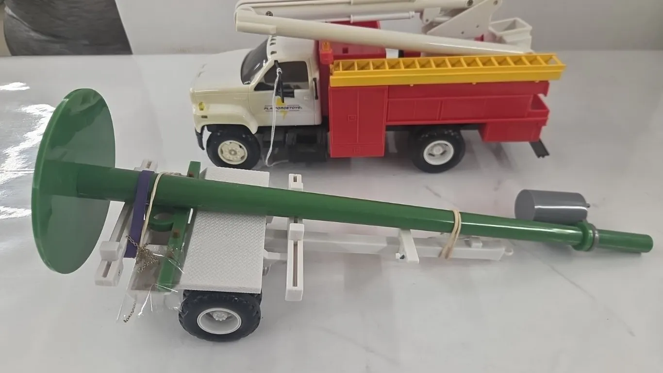 1/32 Chevrolet Topkick Bucket Truck w/ Trailer & Hydro Pole - plastic