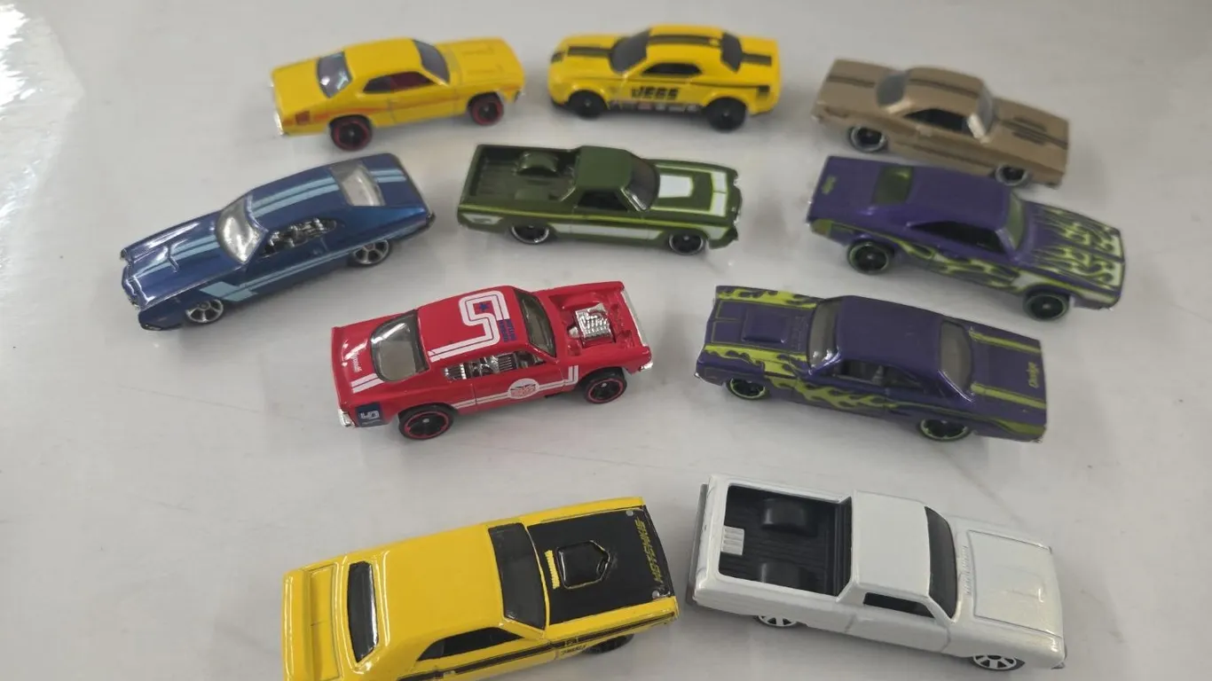 10 - Hot Wheels Cars
