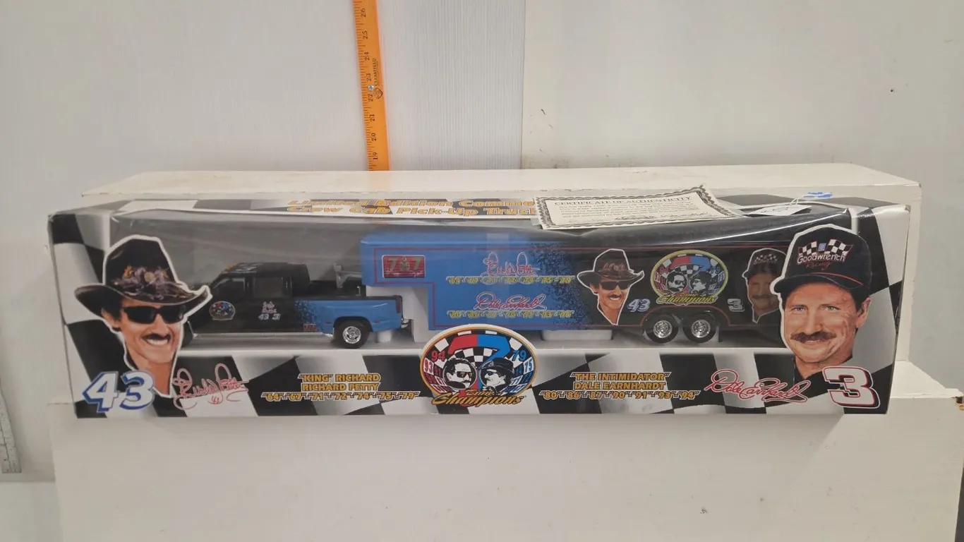 1/25 Richard Petty & Dale Earnhardt Crew Cab & Trailer set