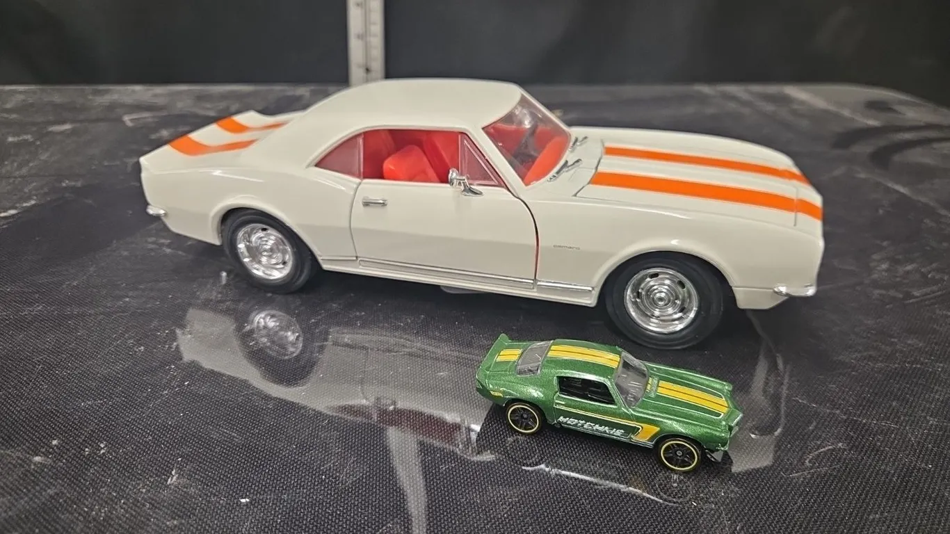1/18 1967 Chevrolet Camaro Z28 w/ matching 1/64