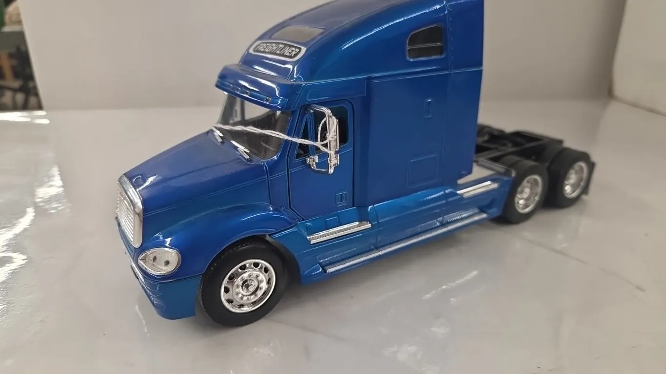 1/32 Freightliner Columbia 120 Semi