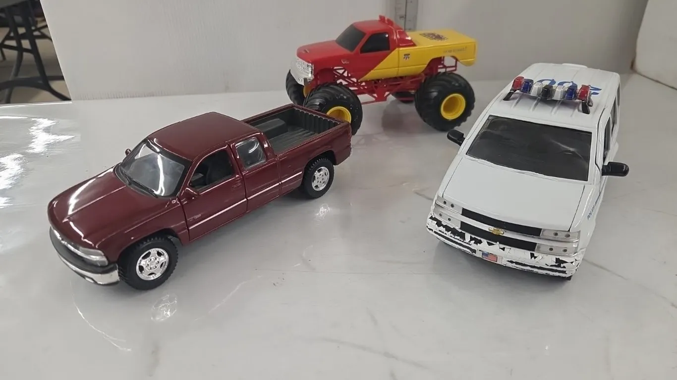 1/24 Chevrolet Astro Van (NYPD), 1/27 1998 Chevrolet Silverado & Carolina Crusher Monster Truck (Model)