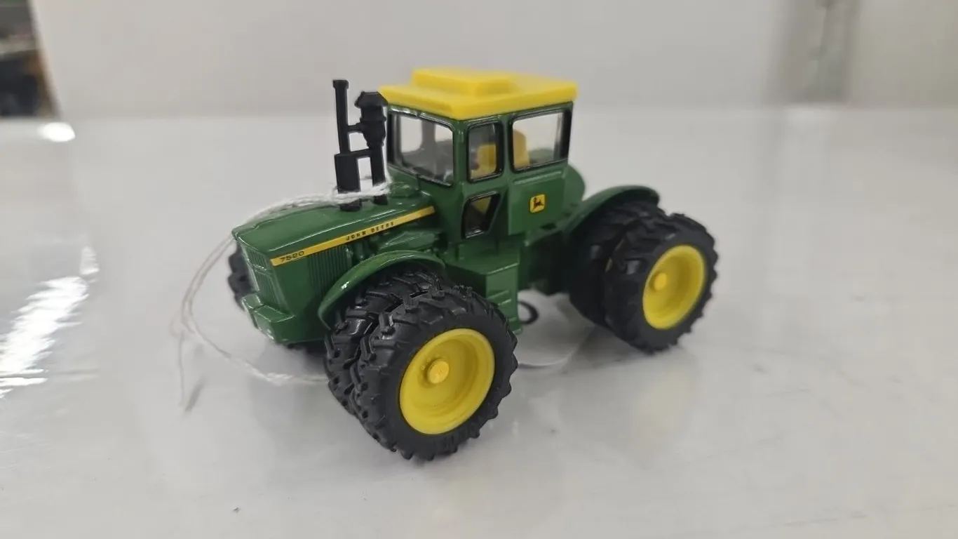 1/64 JD 7520 4WD Tractor