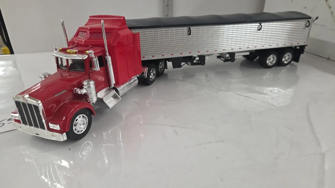 1/32 Kenworth Semi w/ Grain Hauler Trailer