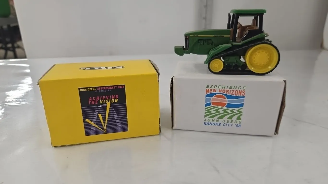 1/64 JD 8300T 4WD - Experience New Horizon 1998 Ed. & JD 7800 Achieving the Vision 2000 - NIB