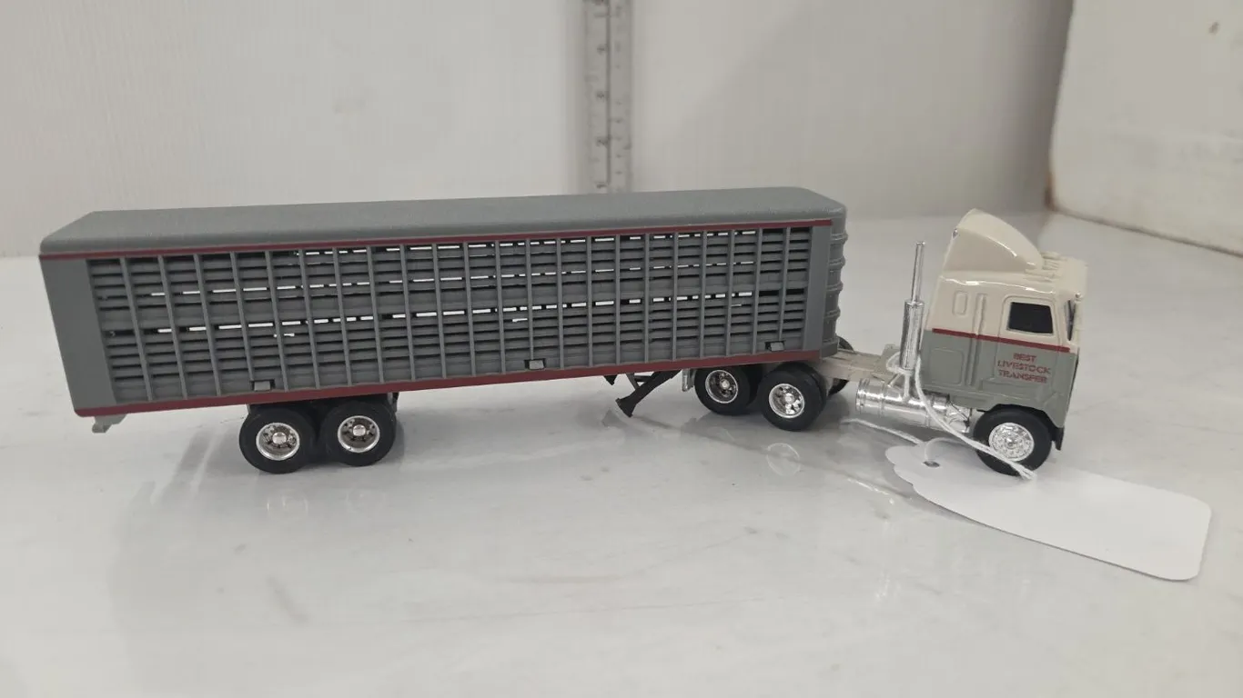 1/64 Mack COE Semi w/ Livestock Trailer