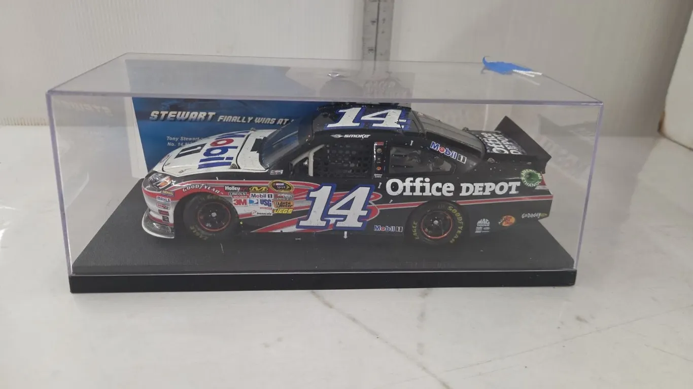 1/24 Mobil Oil NASCAR - showcase