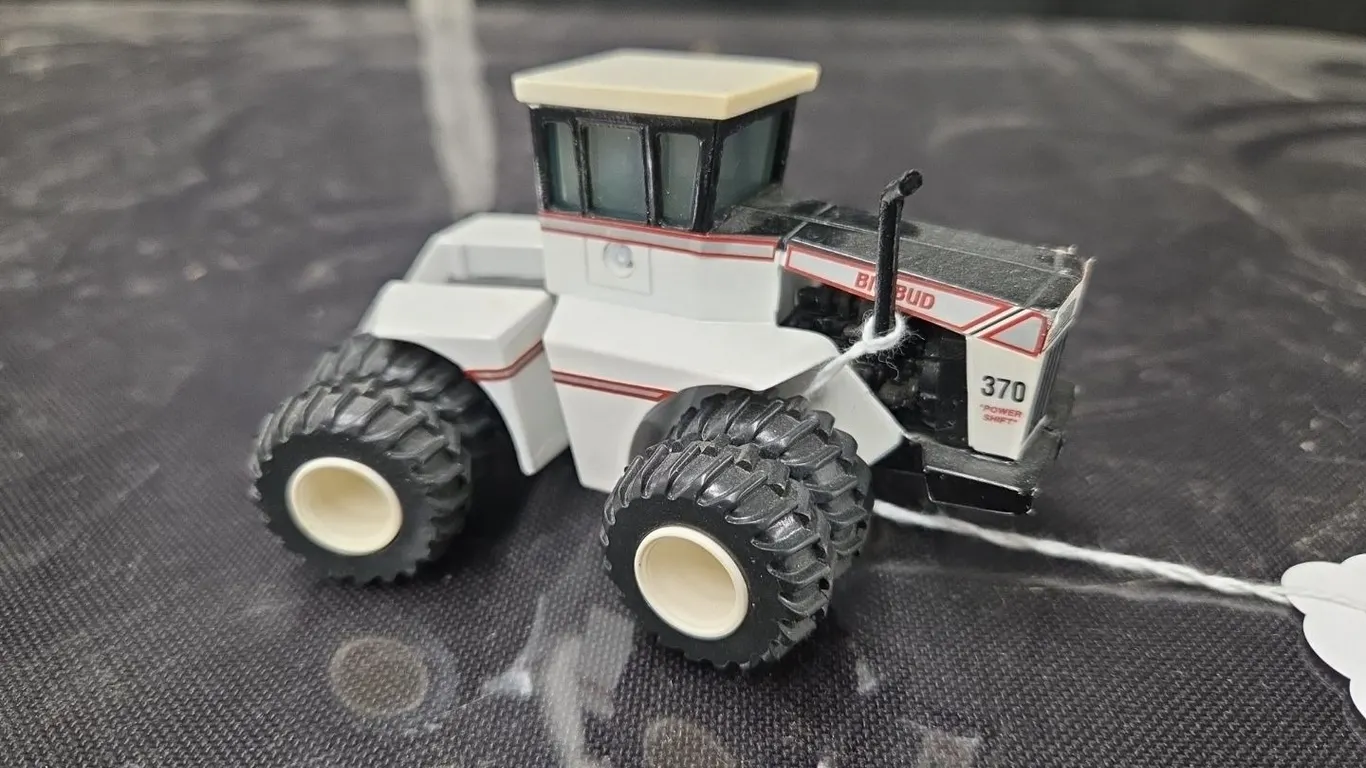 1/64 Big Bud 370 Power Shift - missing turbo & air breather