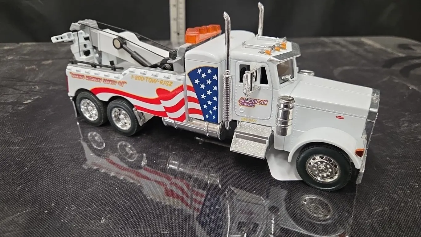 1/32 American Towing Peterbilt Truck