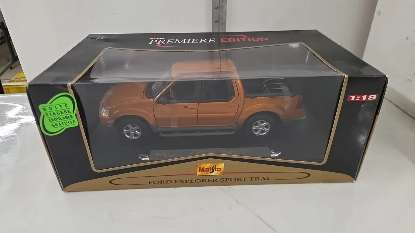 1/18 Ford Explorer Sport Trac Truck - NIB