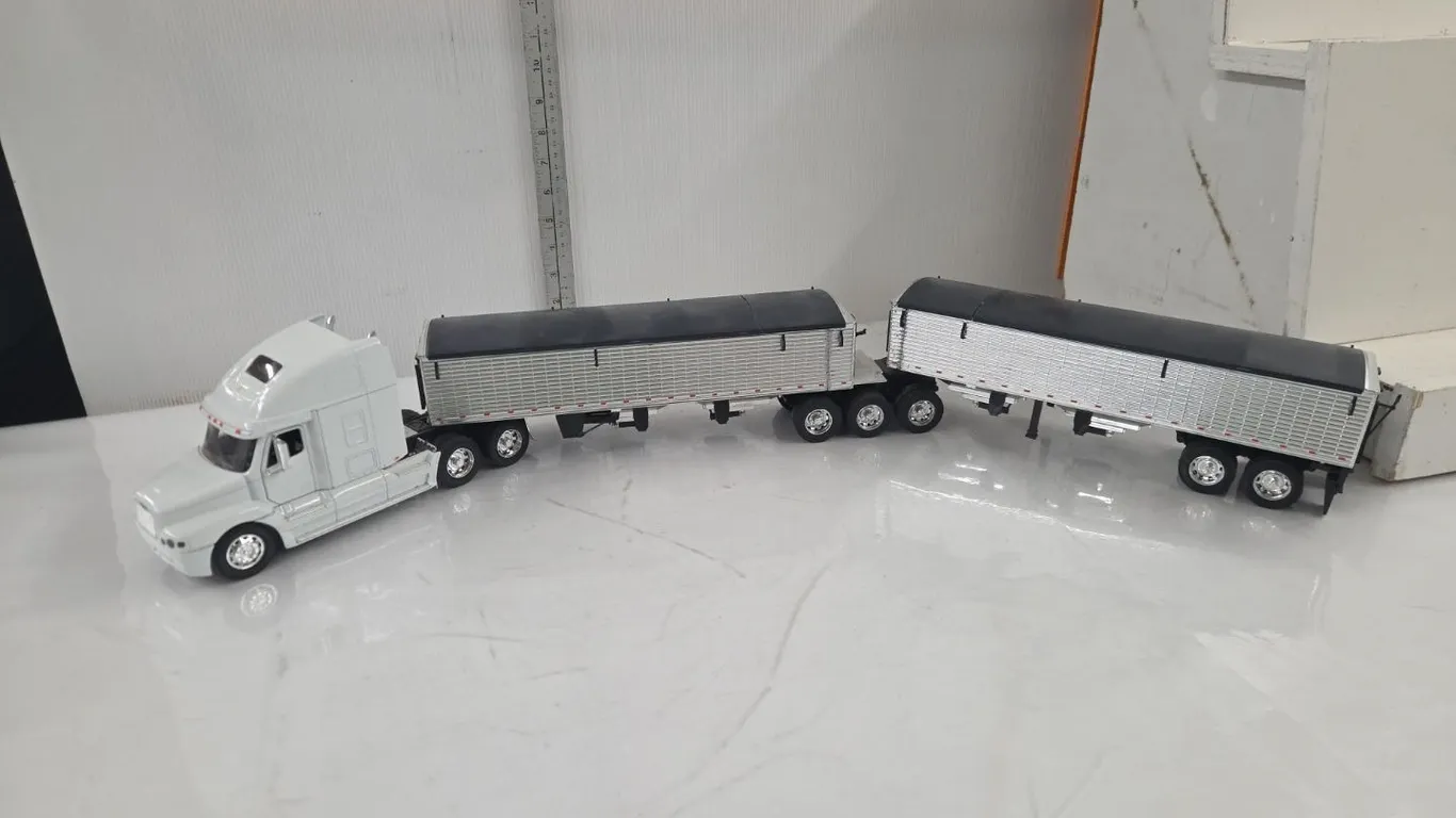 1/32 Freightliner Semi w/ Custom Super Bee Trailer