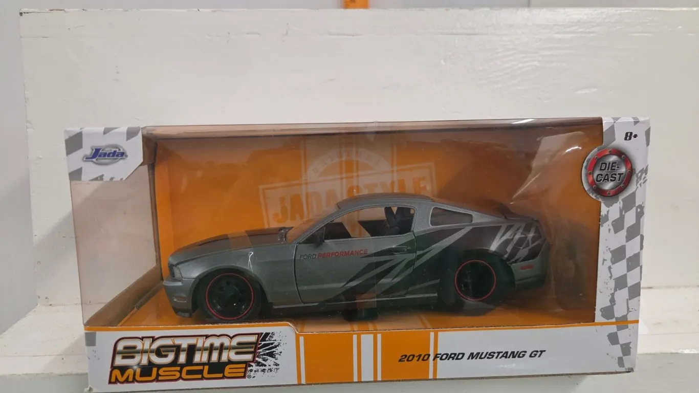 1/24 2010 Ford Mustang GT - NIB
