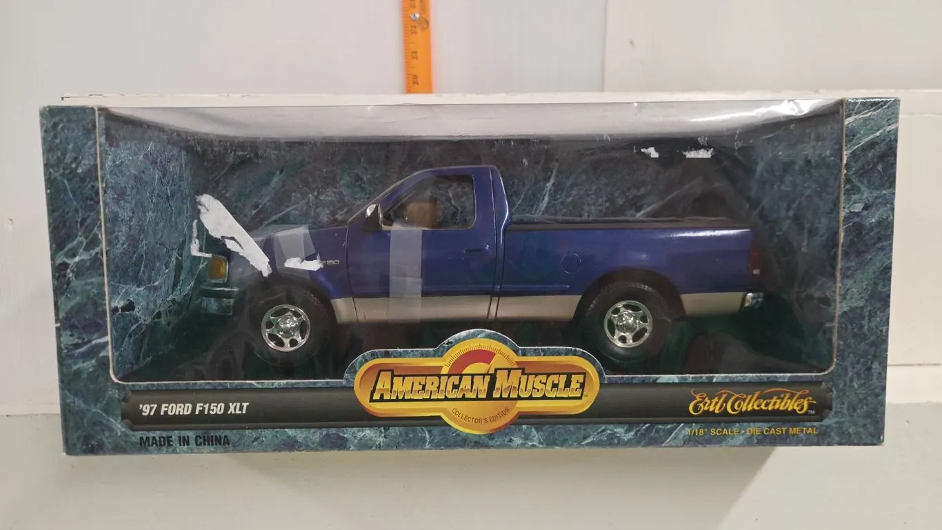 1/18 1997 Ford F-150 XLT - NIB