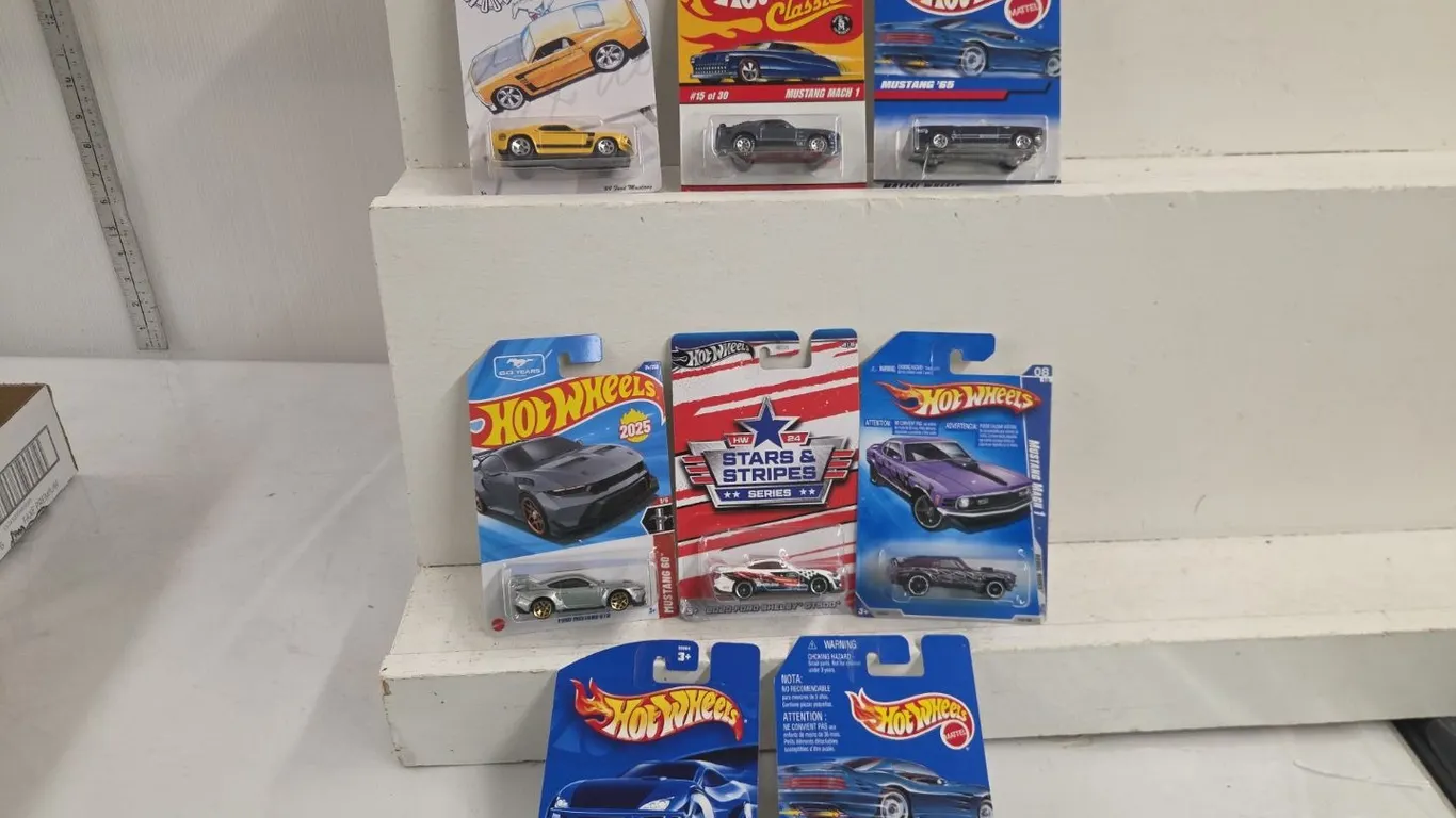 8 - Hot Wheels - NIB
