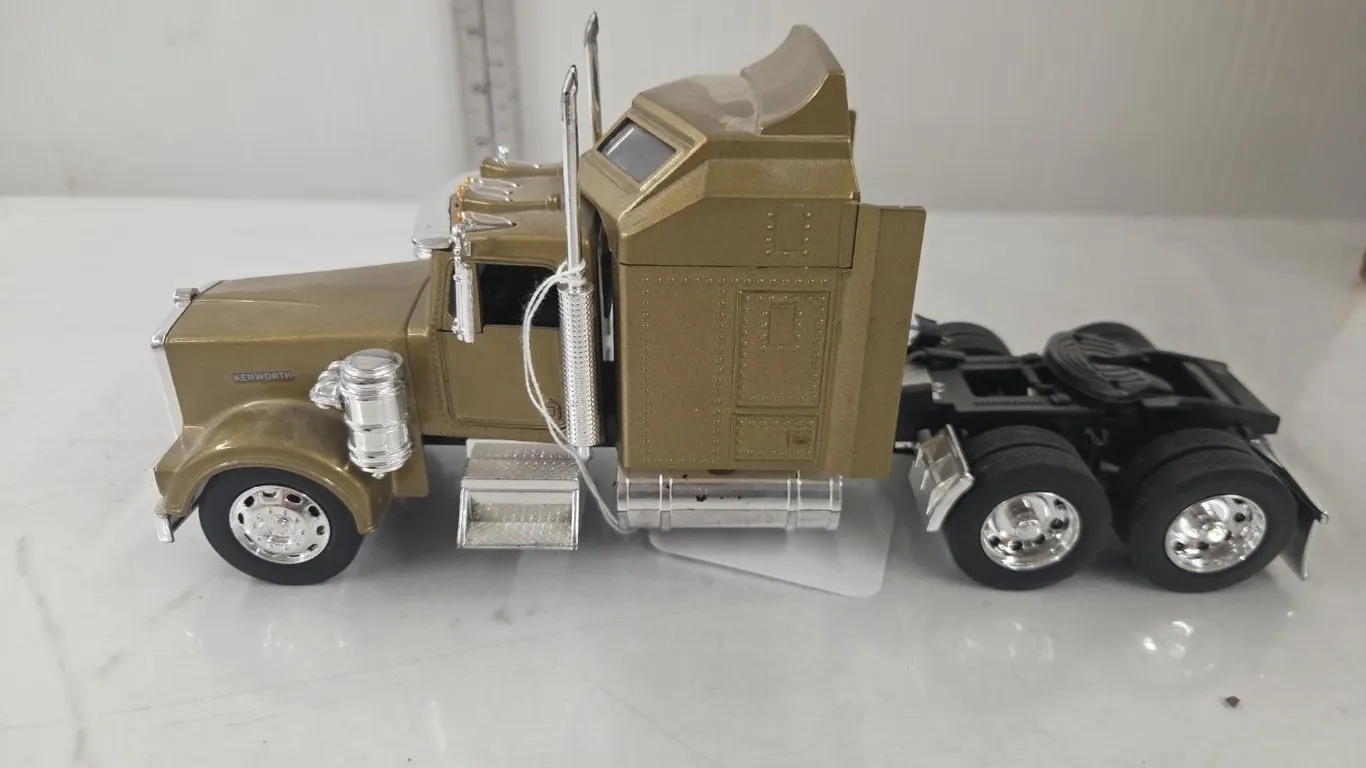 1/32 Kenworth Semi w/ custom air lines