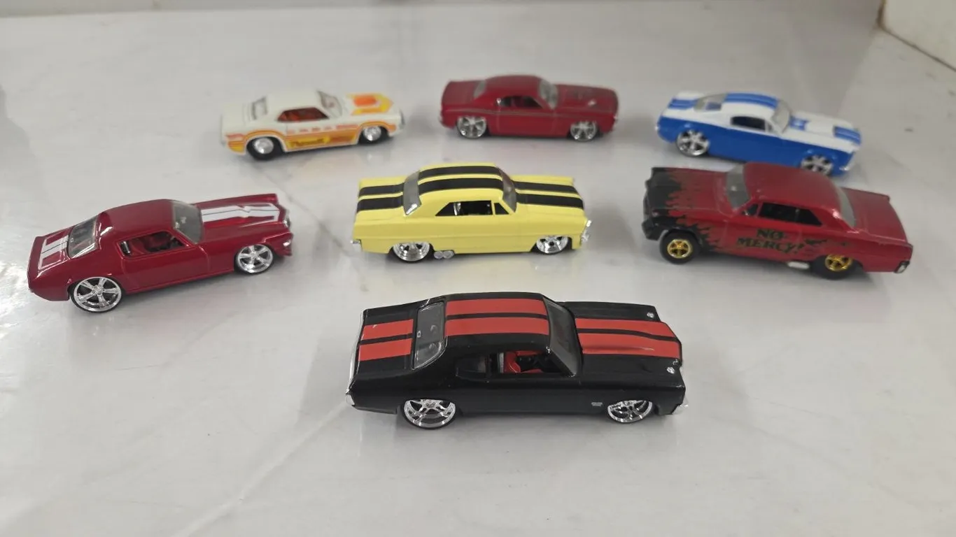 7 - 1/32? Hot Wheels Cars