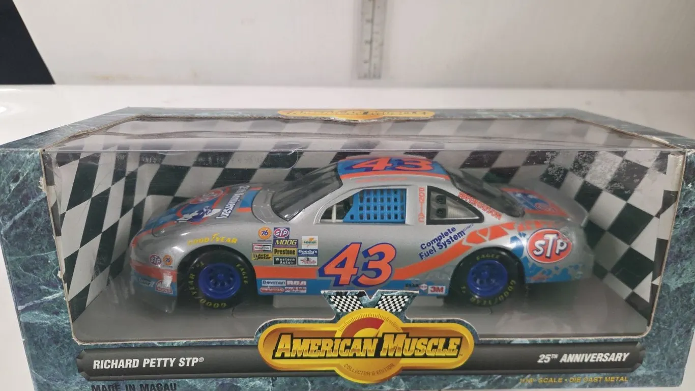 1/18 Richard Petty STP NASCAR - 25th Ann. - NIB