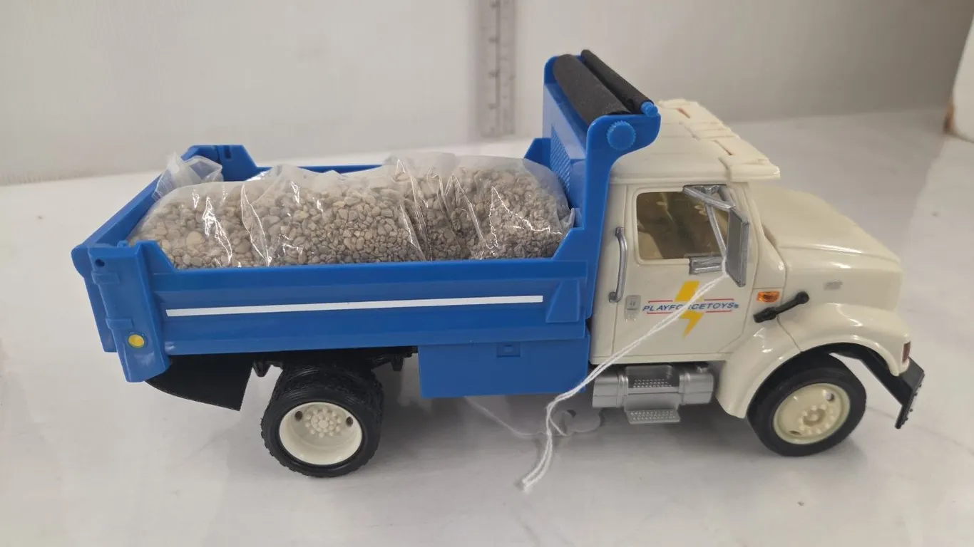 1/32 International 4300 Gravel Truck - Playforce Toys