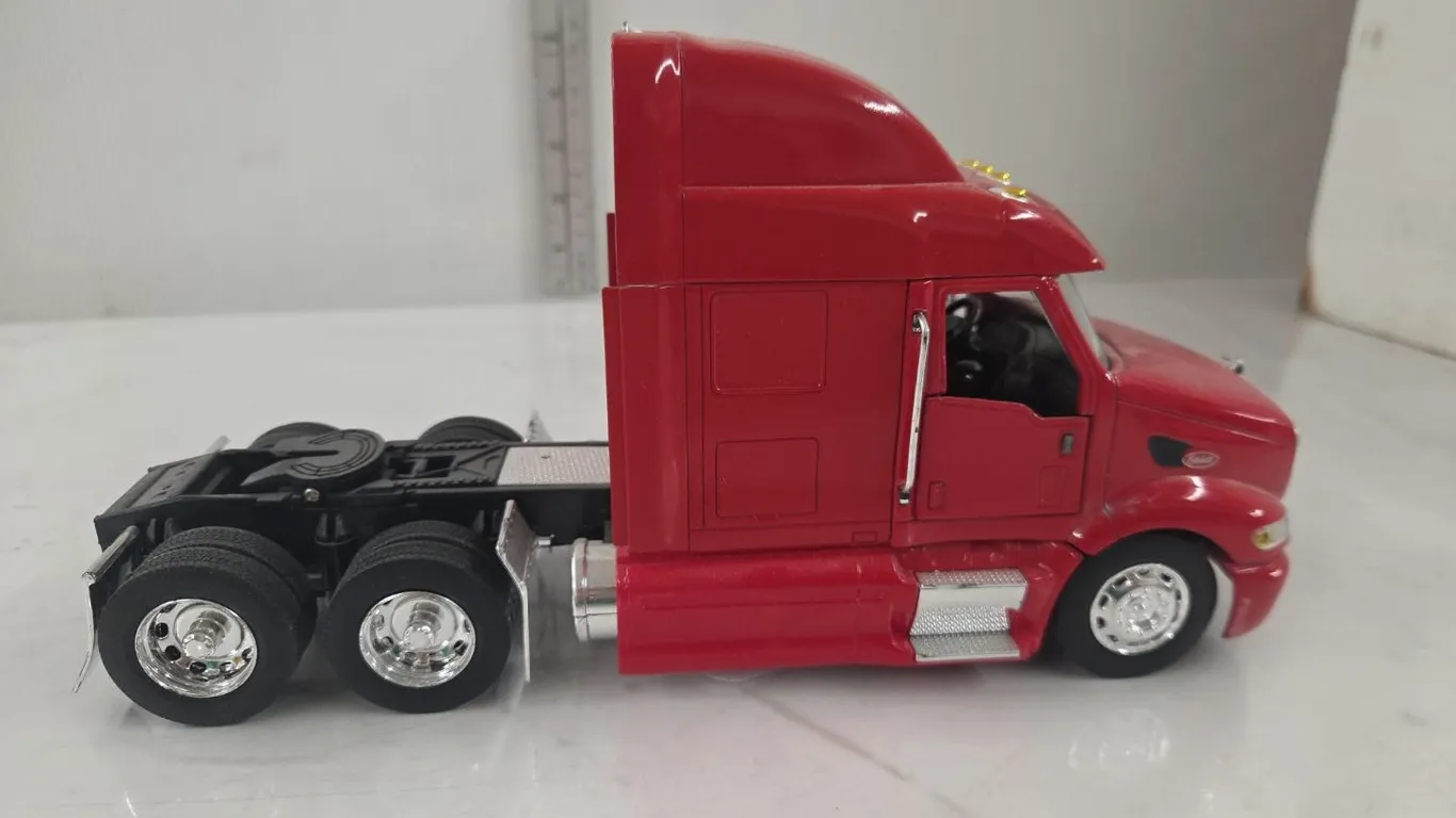 1/32 Peterbilt Semi