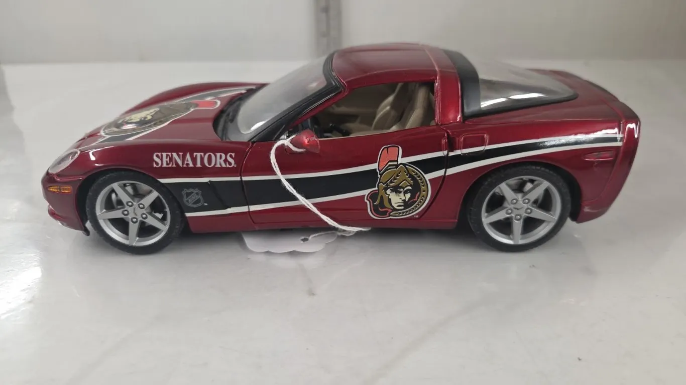 1/18 2005 Chevrolet Corvette - Ottawa Senators