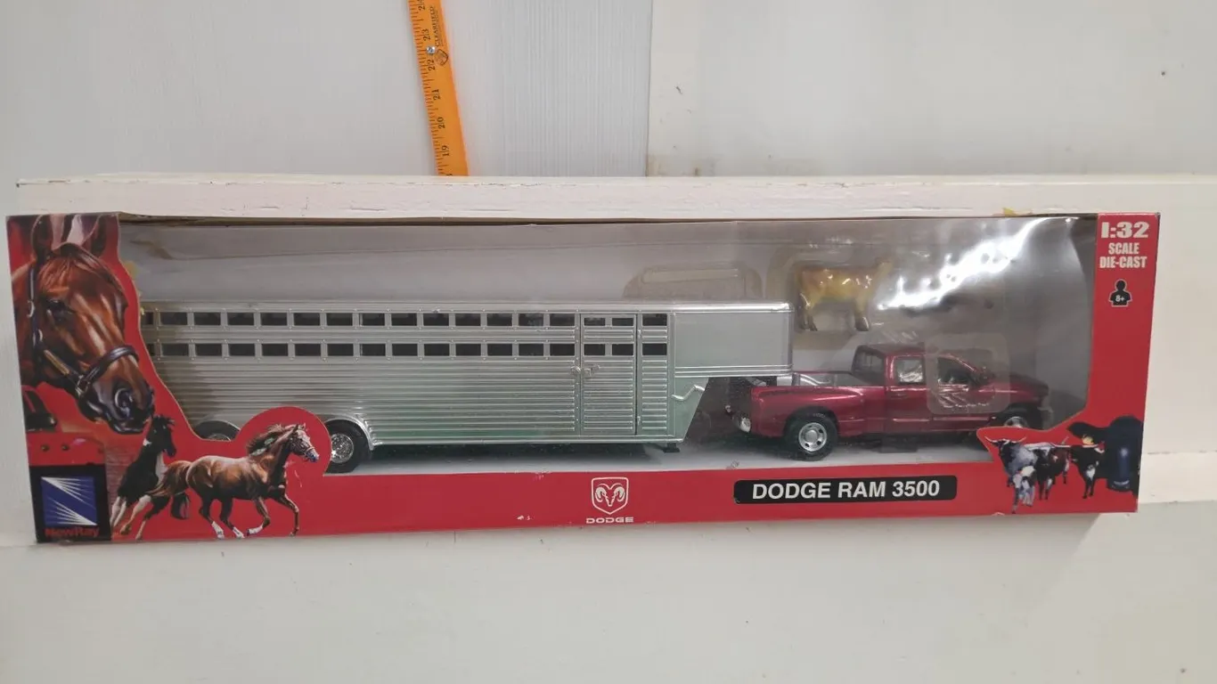 1/32 Dodge 3500 Truck w/ Livestock Trailer - NIB