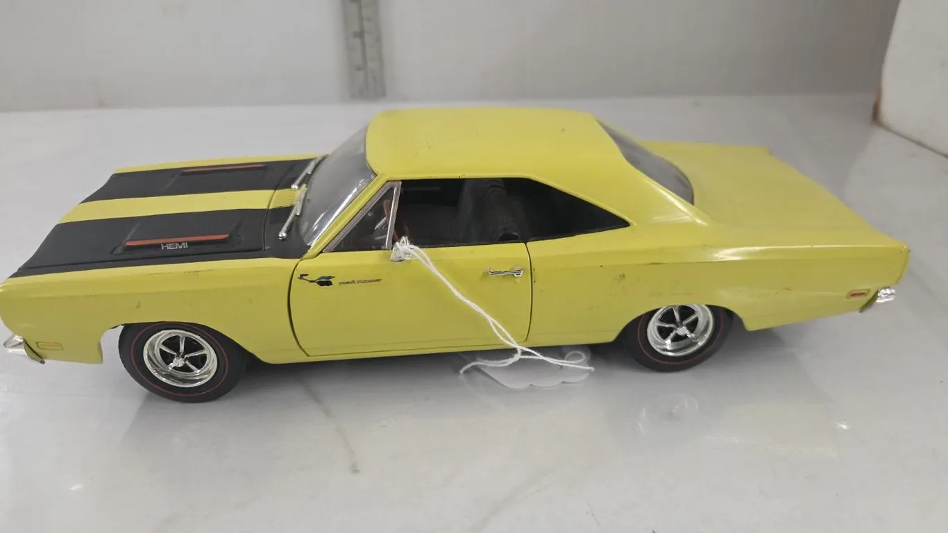 1/18 1969 Plymouth Roadrunner Hemi - some paint wear