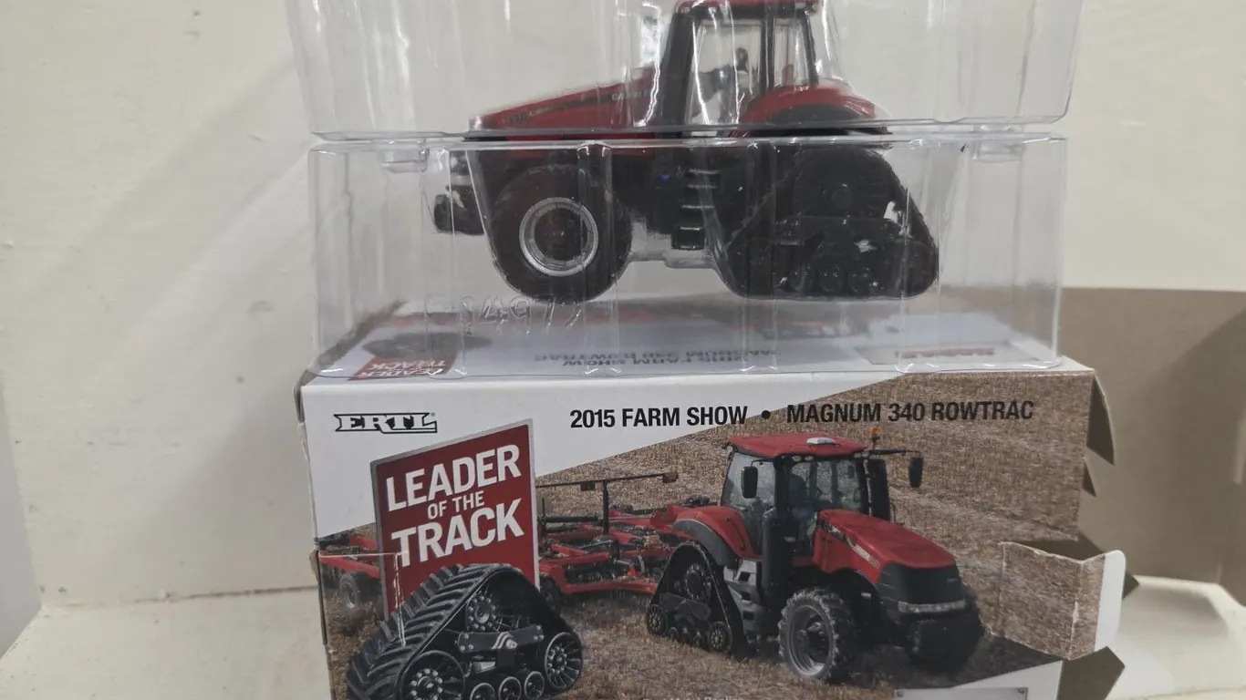 1/64 CaseIH Magnum 340 RowTrac, 2015 Farm Show Ed., NIB