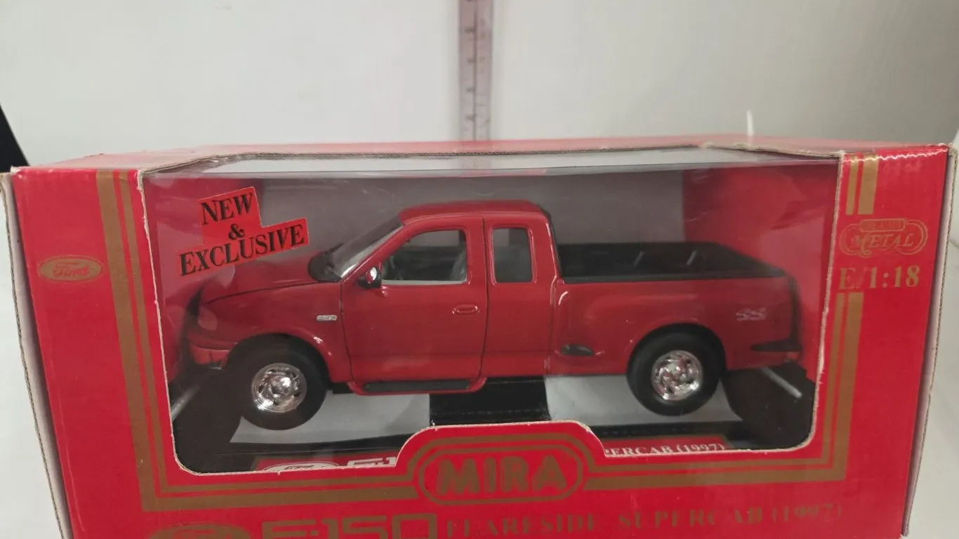 1/18 1997 Ford F-150 Flareside supercab - NIB